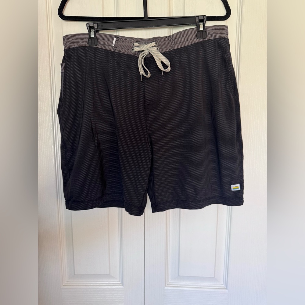 Vuori Evolution Shorts with Black Polka Dot Patter size 34